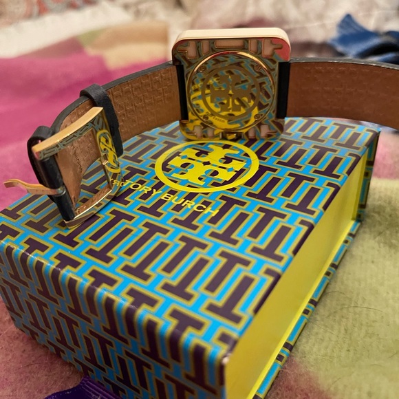 Tori Burch “Lizzie Watch” - Picture 2 of 5